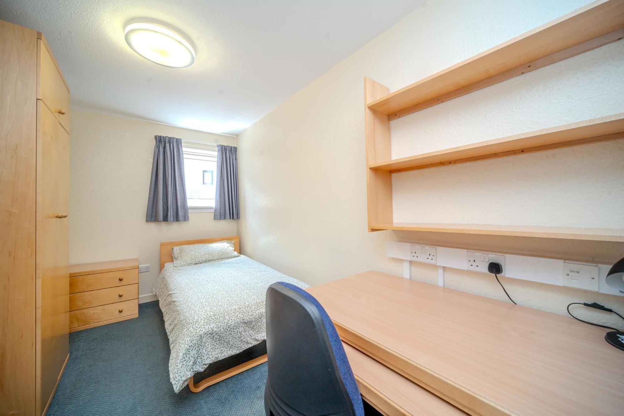 Joivy Budget 2, 4, 5 And 6 Bed Private Flats, In Historic Old Town (adults Only)